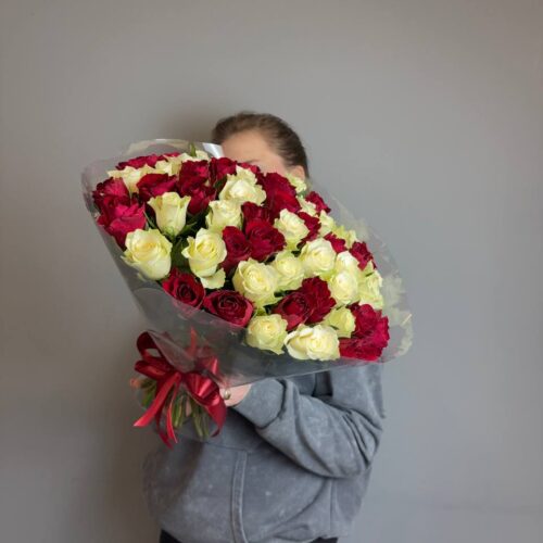 Букет из 51 кенийской розы двухцветный