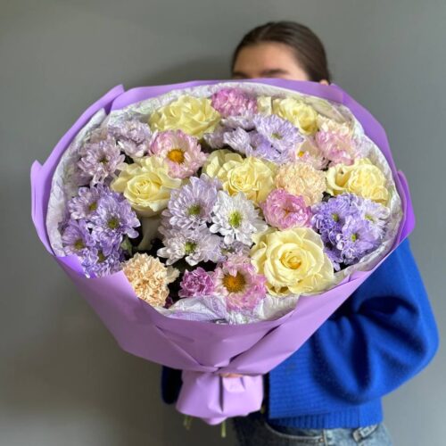 Сборный букет с хризантемами